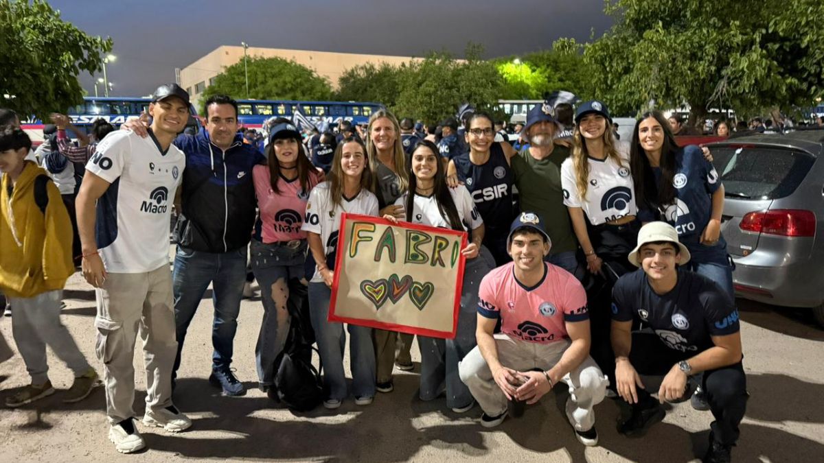La familia de Fabrizio Sartori, presente en el Kempes con el cartel de la c&aacute;bala.
