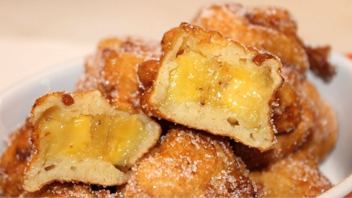 Los buñuelos de banana son un postre rico y cremoso para disfrutar en cualquier momento y tienen una receta facilísima. 