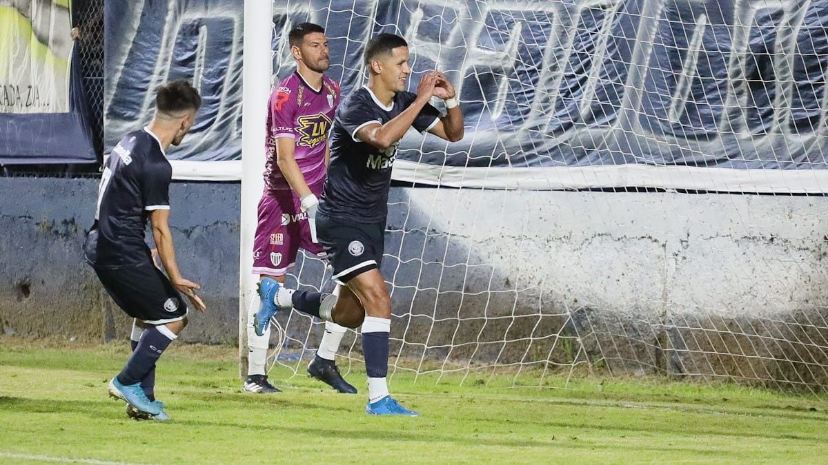 El delantero de Independiente Rivadavia Alex Arce marcó su décimo gol en la Primera Nacional frente a Estudiantes de Buenos Aires.