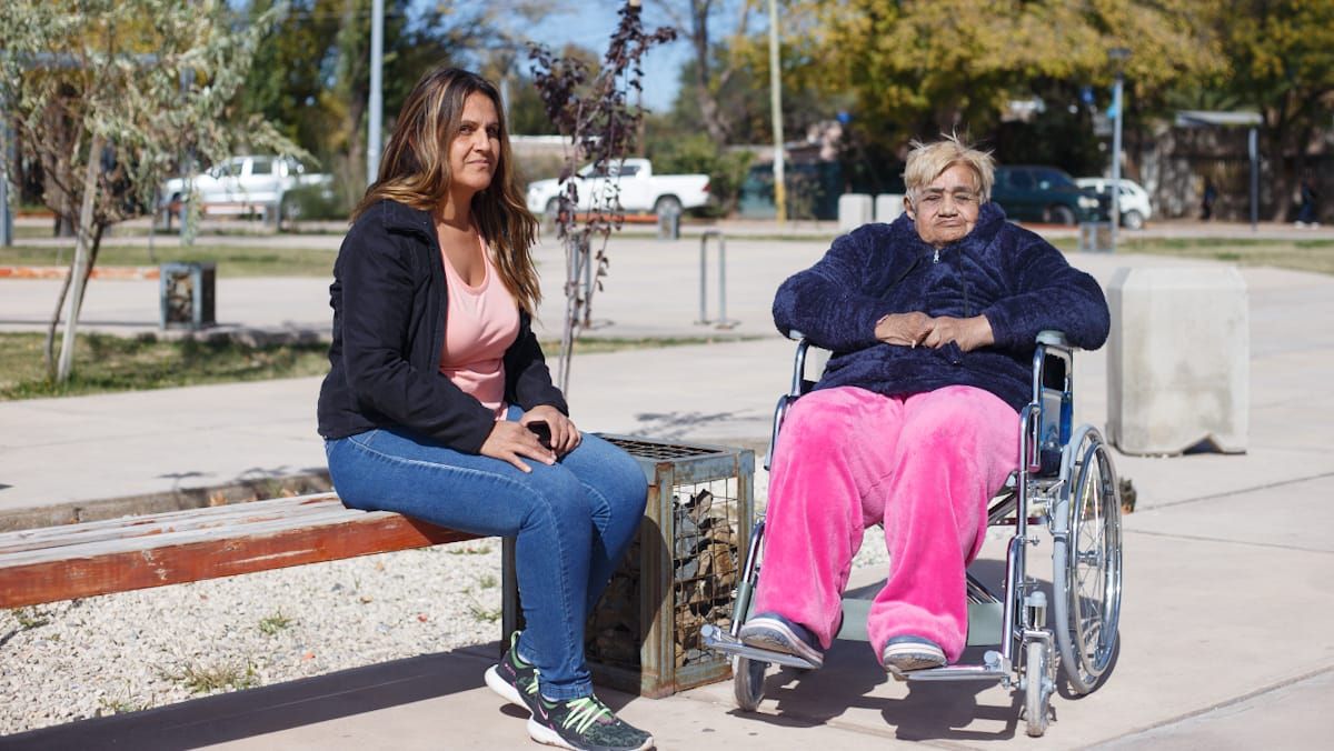 Nancy (hija menor de Marta) junto a Marta. Gracias al acompañamiento y la donación realizada por BS Movilidad, ambas volvieron a realizar actividades cotidianas junto con su familia. Nancy (hija menor de Marta) junto a Marta. Gracias al acompañamiento y la donación realizada por BS Movilidad, ambas volvieron a realizar actividades cotidianas junto con su familia.