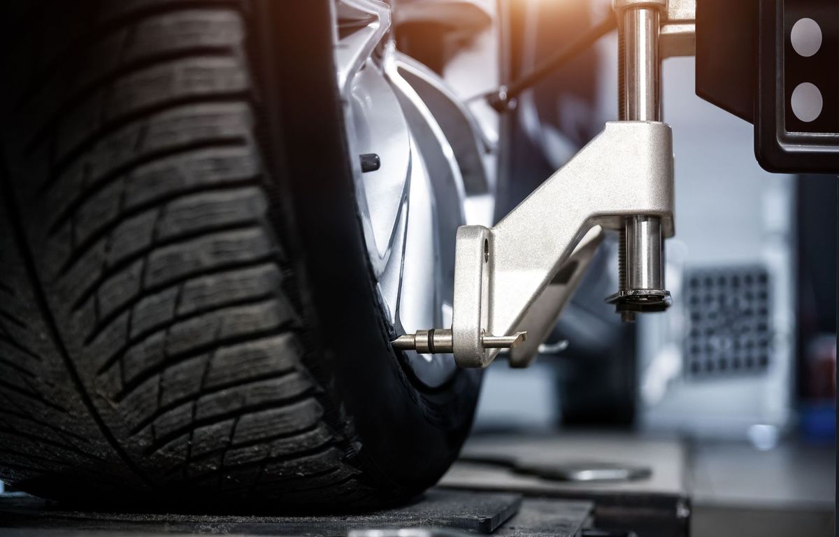 La alineaci&oacute;n y el balanceo son uno de los servicios de mantenimiento m&aacute;s importantes en el auto.&nbsp;