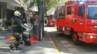 Los bomberos debieron acudir al edificio de Avenida Santa Fe para rescatar el cuerpo de la mujer que murió al caer por el hueco del ascensor al segundo subsuelo de uno de los ascensores del edificio.