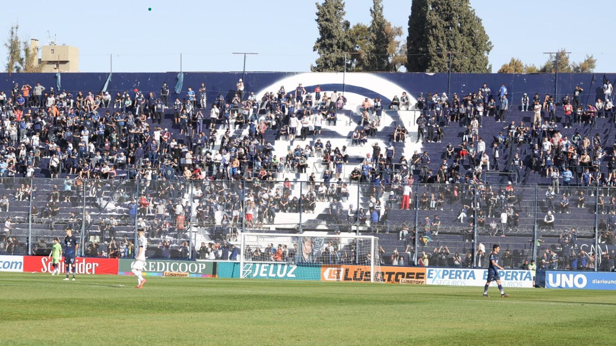 La Popular Sur contrastó con el resto del estadio y tuvo pocos hinchas de Independiente Rivadavia. La Popular Sur contrastó con el resto del estadio y tuvo pocos hinchas de Independiente Rivadavia.