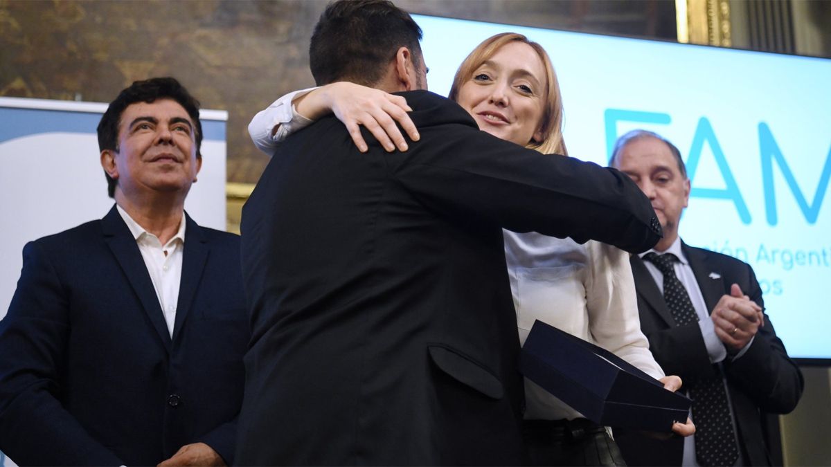 El abrazo entre Fernando Ubieta y Anabel Fernández Sagasti.