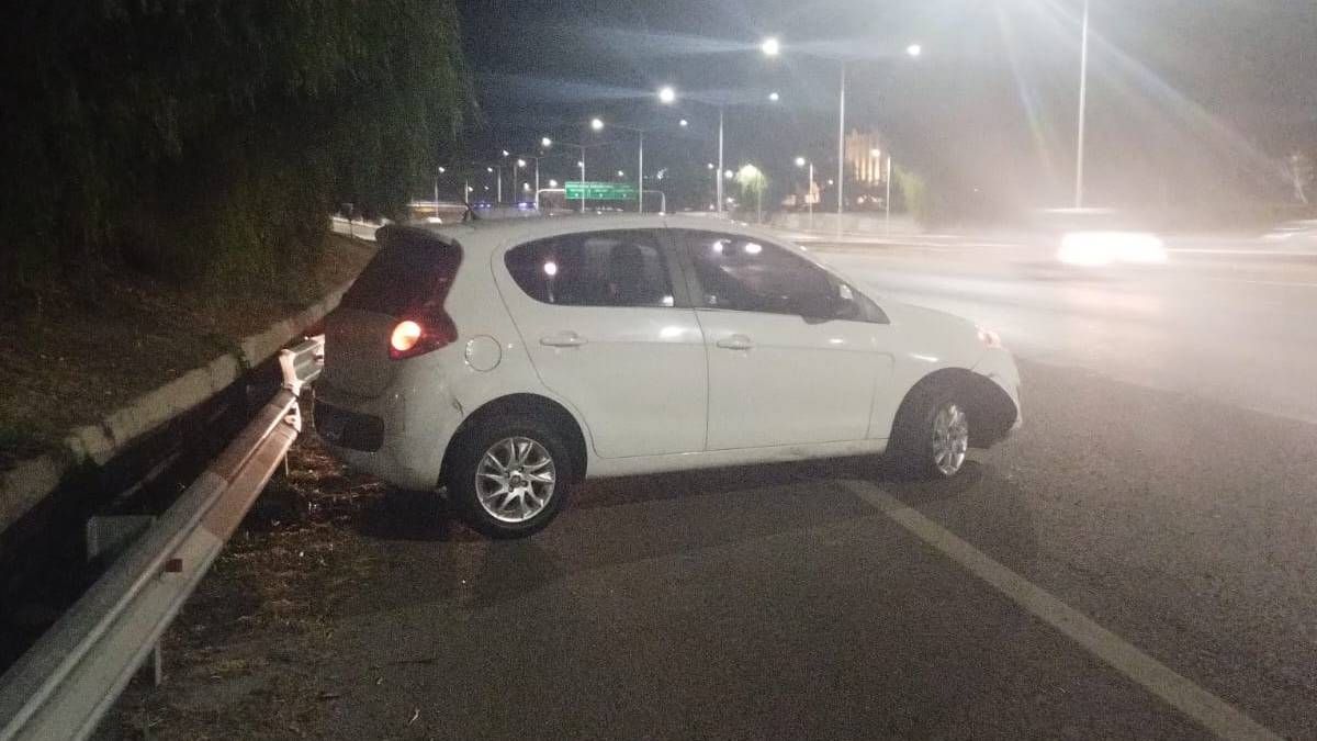 El conductor chocó solo contra el guardarrail en el Acceso Sur a metros de calle Lamadrid, de Guaymallén. El conductor chocó solo contra el guardarrail en el Acceso Sur a metros de calle Lamadrid, de Guaymallén.