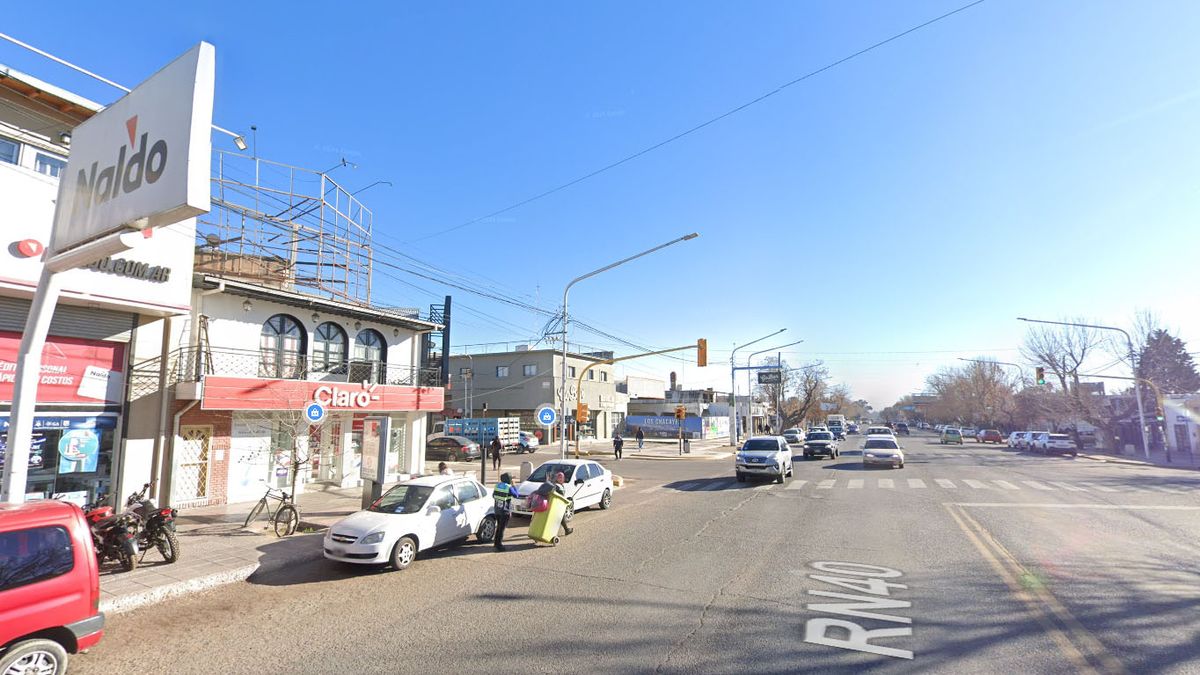 El conductor alcoholizado de la camioneta Chevrolet S-10 fue detenido en calle San Martín y elías Villanueva, de Tunuyán. El conductor alcoholizado de la camioneta Chevrolet S-10 fue detenido en calle San Martín y elías Villanueva, de Tunuyán.