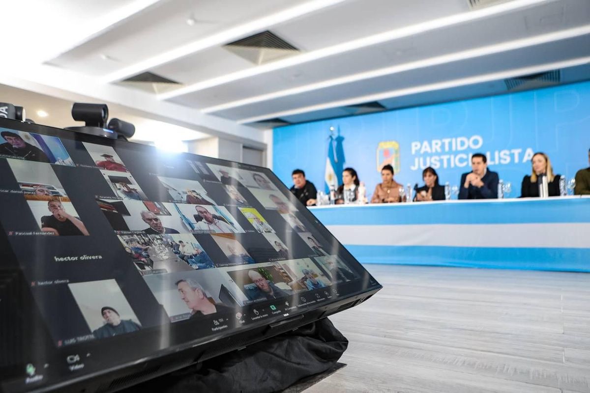 Los siete intendentes del peronismo mendocino participaron ayer de un zoom para organizar la defensa de Cristina en la calle. Los siete intendentes del peronismo mendocino participaron ayer de un zoom para organizar la defensa de Cristina en la calle.