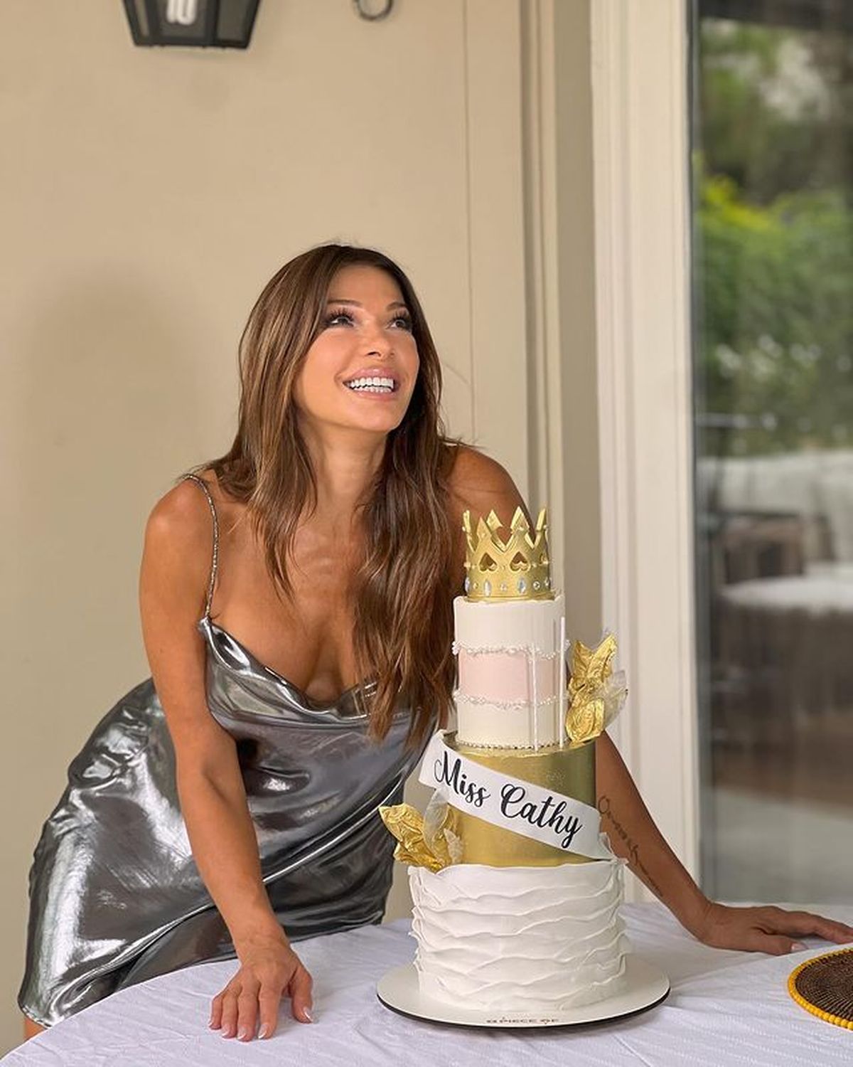 Las fotos de la fiesta de 59 de Cathy Fulop: silver look, vestido al ras y ultra shiny.