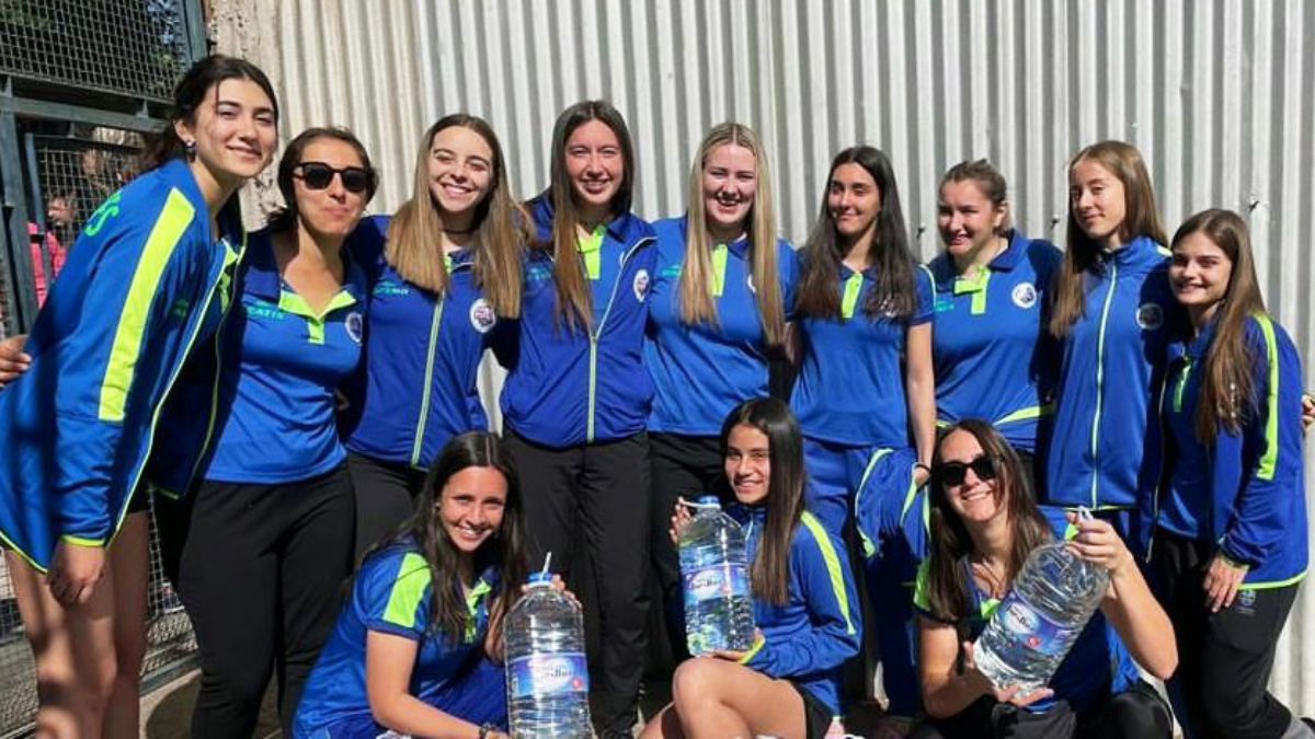 Parte del plantel femenino de primera división de la Fundación San Martín de Porres que jugará nuevamente la Liga Federal de la FeVA. Parte del plantel femenino de primera división de la Fundación San Martín de Porres que jugará nuevamente la Liga Federal de la FeVA.