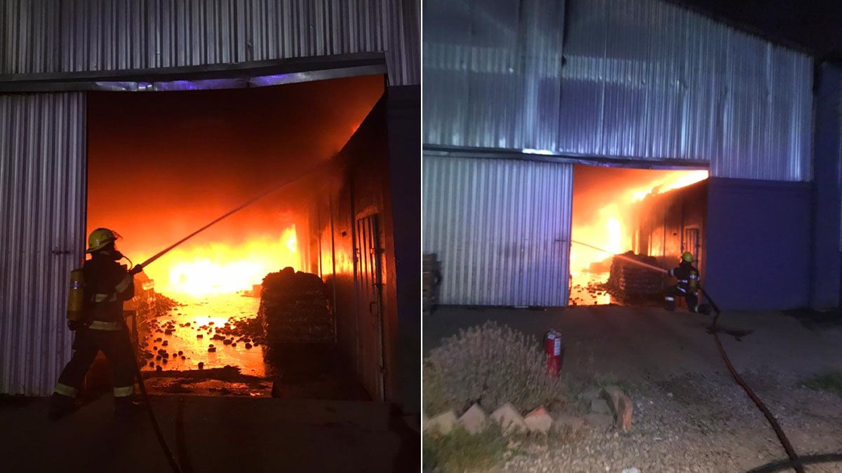 Los Bomberos controlaron el incendio de dos galpones donde se fabricaban chizitos, en Maipú.