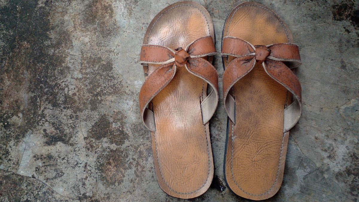 Recupera todos los zapatos de cuero sintético que tengas resecos con este truco casero de limpieza y nutrición. Recupera todos los zapatos de cuero sintético que tengas resecos con este truco casero de limpieza y nutrición.