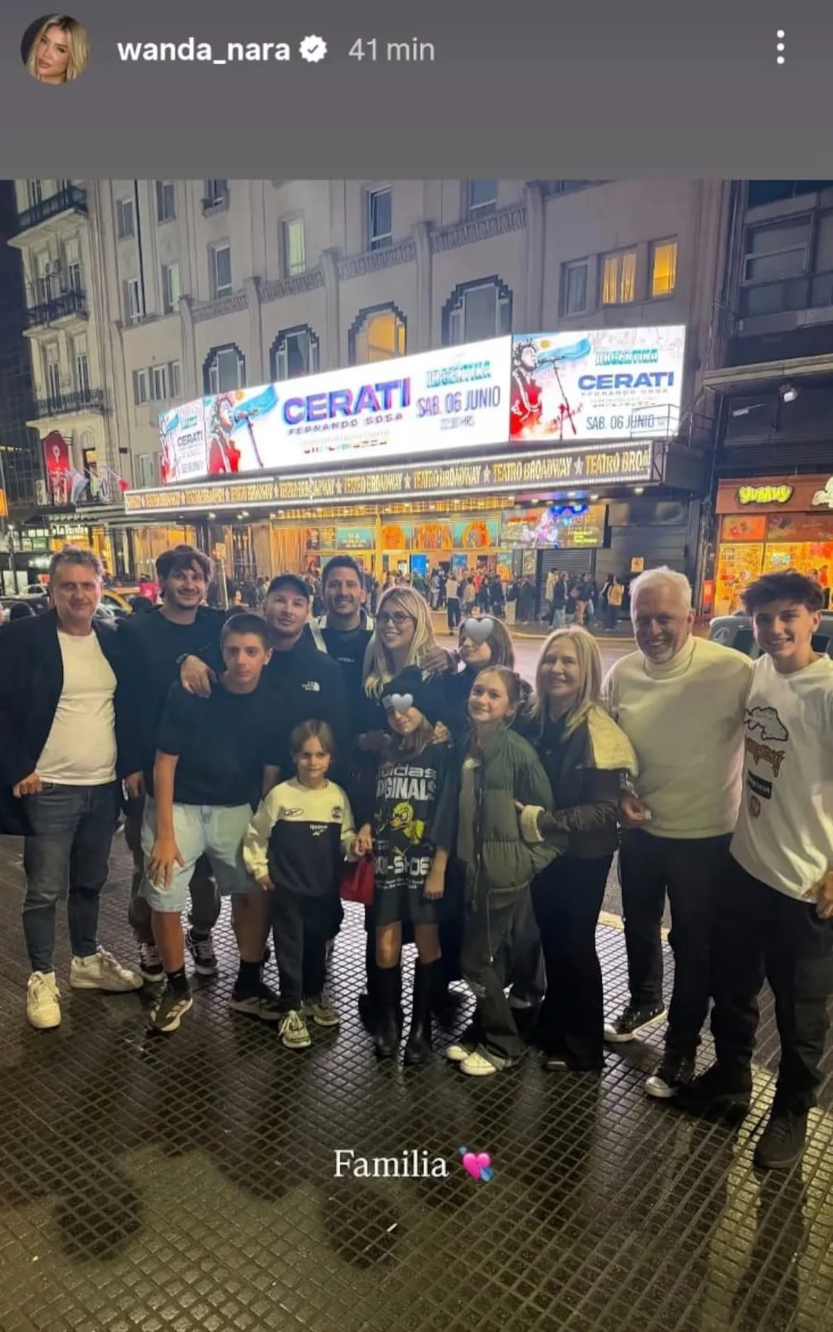 Wanda Nara fue al teatro con sus hijas. Wanda Nara fue al teatro con sus hijas.