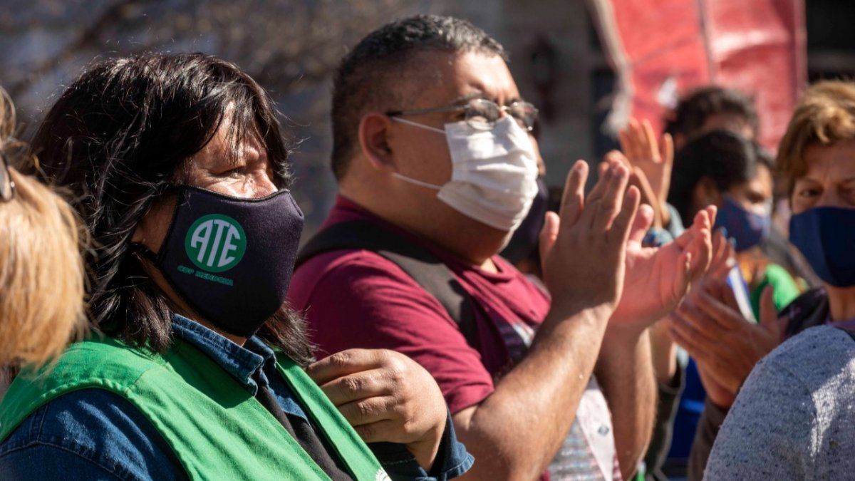 Los estales nucleados en UPCN y ATE de la administración pública nacional recibirán un incremento en tres cuotas de sus haberes tras el acuerdo rubricado este miércoles con el Gobierno.