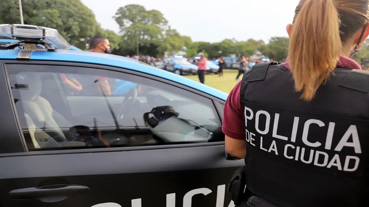 La mujer policía le pidió a un hombre en situación de calle que debía irse de la estación de subte porque la iban a cerrar y fue atacada