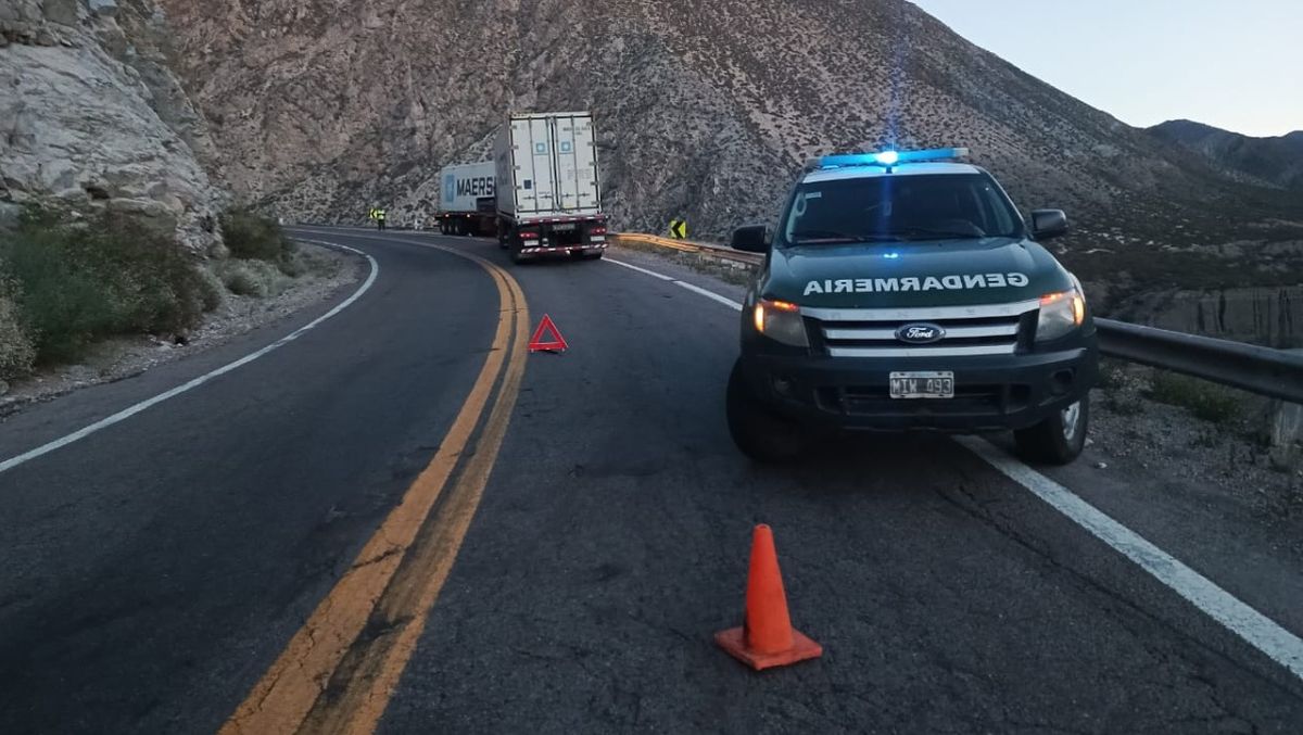 Así quedó el camión que obstruyó media calzada en la curva de Guido