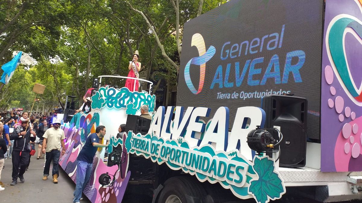 El carro con la reina Sofía Perfumo, de General Alvear, con todo su esplendor en el carrusel en la Vendimia 2025. El carro con la reina Sofía Perfumo, de General Alvear, con todo su esplendor en el carrusel en la Vendimia 2025.