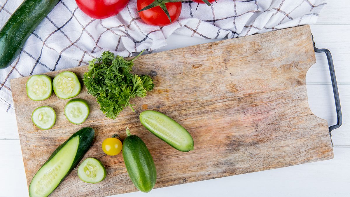 Pequeños errores cotidianos en la preparación de alimentos, como usar la misma tabla plástica para verduras y carnes, pueden afectar significativamente la salud. Pequeños errores cotidianos en la preparación de alimentos, como usar la misma tabla plástica para verduras y carnes, pueden afectar significativamente la salud.