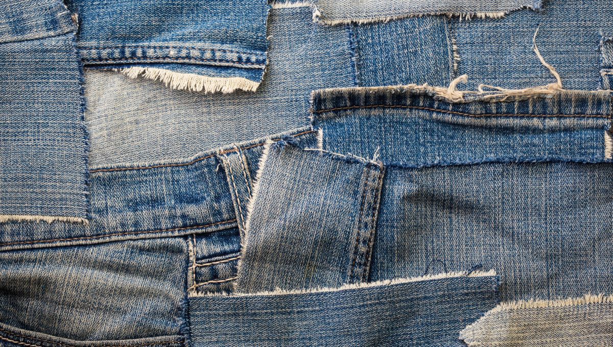 Con los retazos de un pantal&oacute;n de jean puedes crear un hermoso adorno navide&ntilde;o.&nbsp;