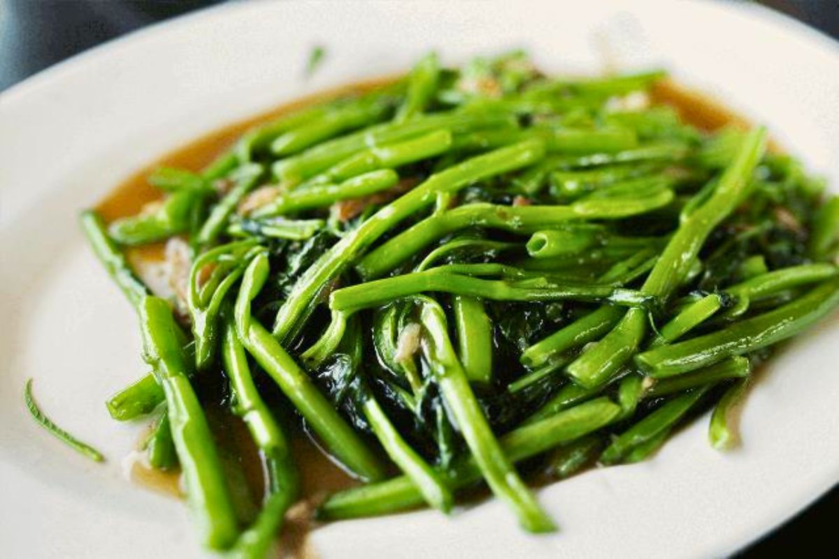 No tires los tallos de la acelga y transfórmalos en un tesoro culinario. No tires los tallos de la acelga y transfórmalos en un tesoro culinario.