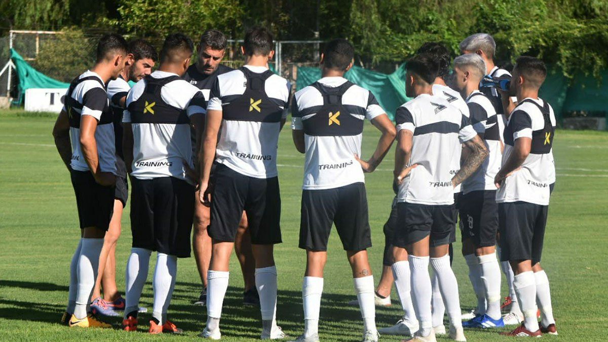 Diego Pozo empezó a definir los once para el debut ante Agropecuario.