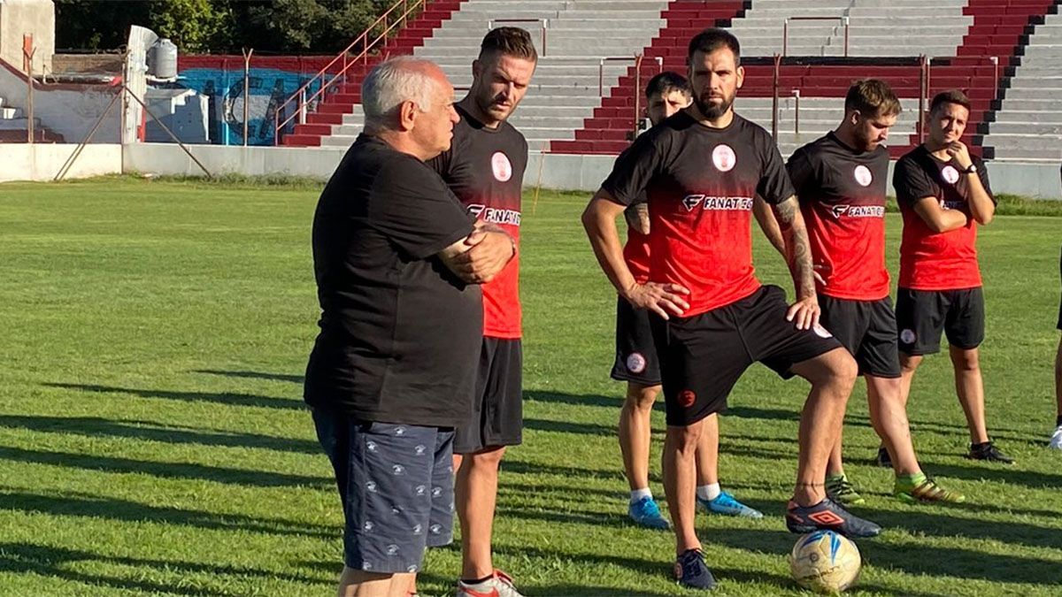 El presidente de Huracán Las Heras, Rafael Giardini, habló con el plantel en el inicio de la pretemporada.