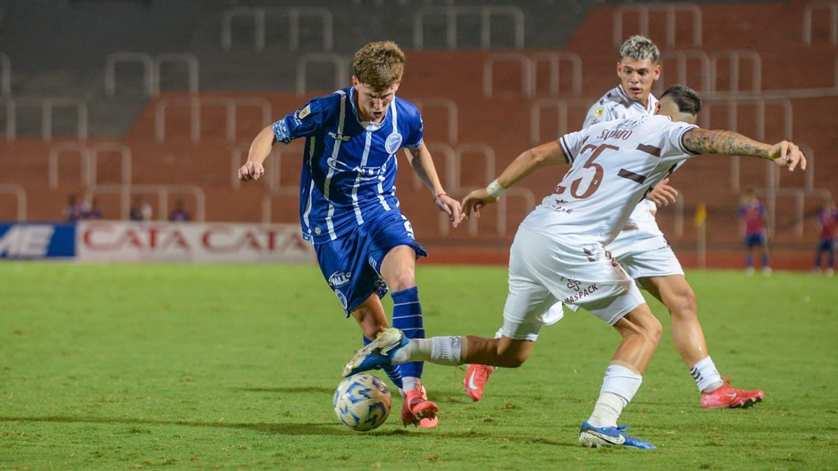 Santino Andino deja en el camino a un rival.