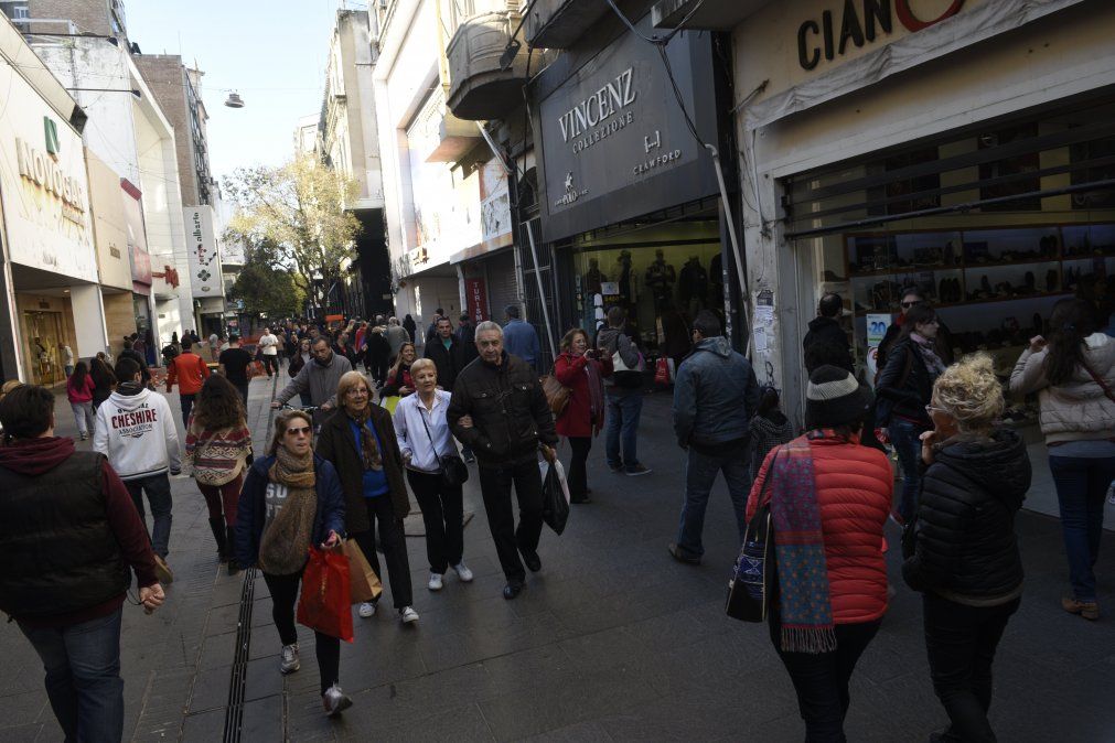 Los centros comerciales rosarinos trabajan con normalidad pese al feriado nacional