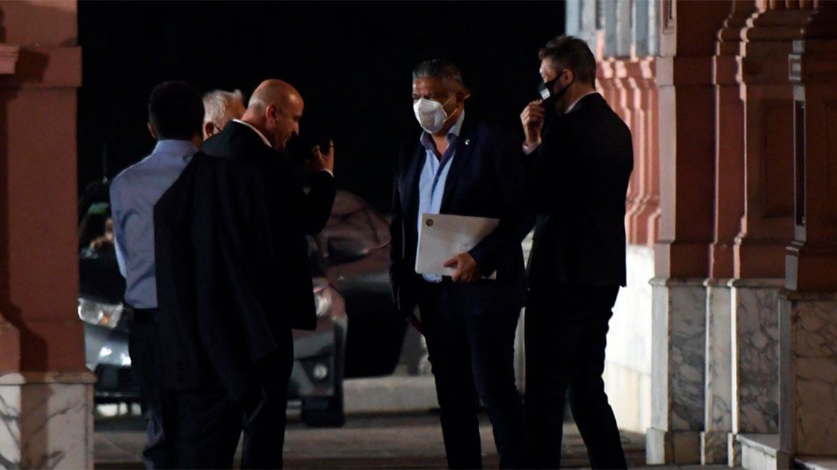 Chiqui Tapia, con Tinelli y Russo en la Casa Rosada. (Foto Marcelo Carroll).