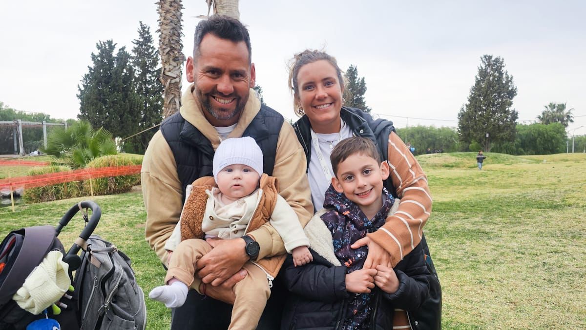 Una postal habitual en el Día del Niño del Dalvian: la familia completa disfrutando de la jornada. En esta foto, Agustina y Raúl Fernández junto a sus peques: Ignacio (7) y Benjamín (6 meses) Una postal habitual en el Día del Niño del Dalvian: la familia completa disfrutando de la jornada. En esta foto, Agustina y Raúl Fernández junto a sus peques: Ignacio (7) y Benjamín (6 meses)