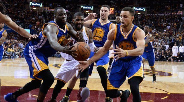 Warriors venció a Cavaliers y quedó a una victoria del título