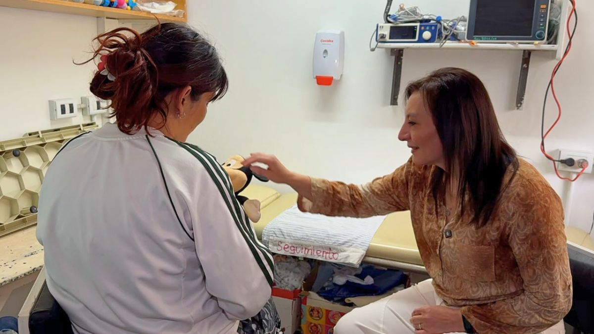 Carina Scandura conversa con Jorgelina (Foto Gentileza Mauricio Arias). Carina Scandura conversa con Jorgelina (Foto Gentileza Mauricio Arias).