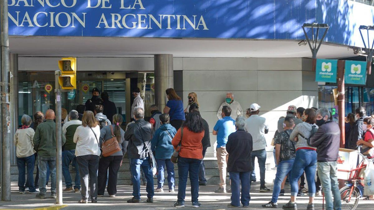 Entre las posibles restricciones a aplicar para bajar la circulación de personas, restringir la salidas por DNI consigue avales entre los intendentes.