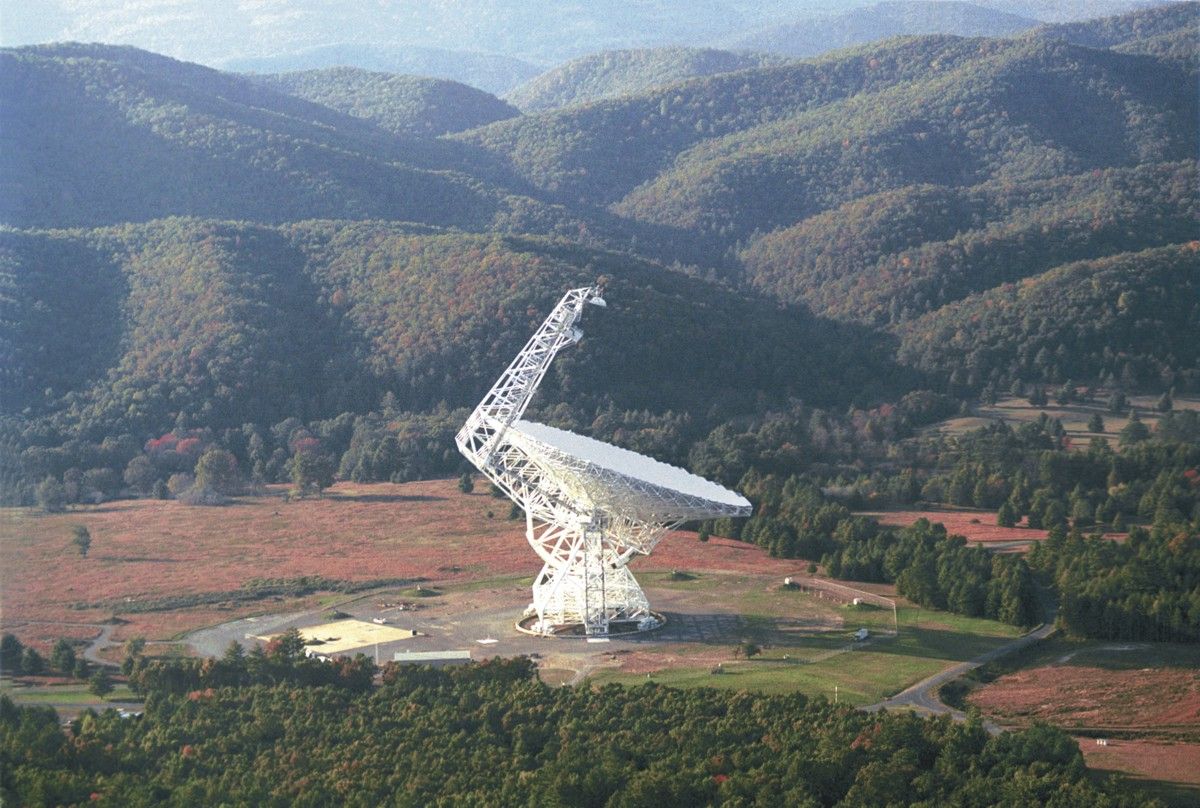 El radiotelescopio Robert C. Byrd de Green Bank (GBT) concentra señales de radio en una superficie de 2,3 acres. Tiene una altura de 485 pies, casi tan alto como las montañas cercanas y mucho más alto que los pinos del bosque nacional. El telescopio está ubicado en un valle de las montañas Allegheny para proteger las observaciones de interferencias de radio. El radiotelescopio Robert C. Byrd de Green Bank (GBT) concentra señales de radio en una superficie de 2,3 acres. Tiene una altura de 485 pies, casi tan alto como las montañas cercanas y mucho más alto que los pinos del bosque nacional. El telescopio está ubicado en un valle de las montañas Allegheny para proteger las observaciones de interferencias de radio.