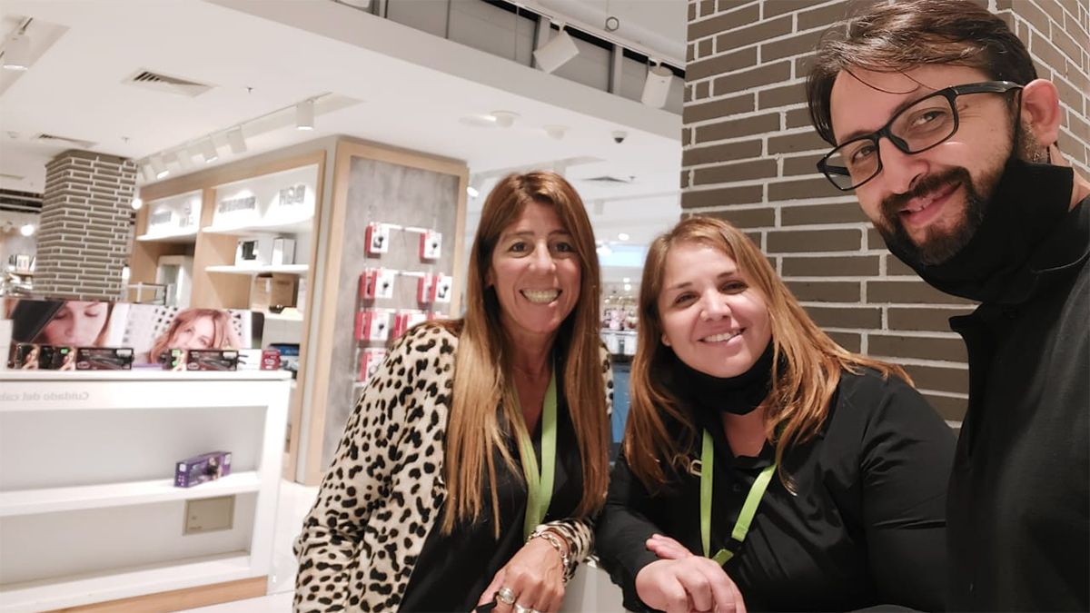 Mariana Rodríguez, junto a Patricia Giménez y Sergio Moreno, los tres ex empleados de la tienda Falabella