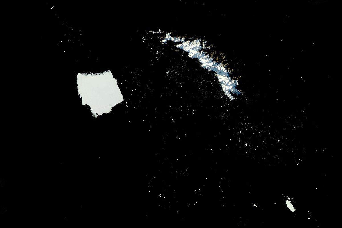 El gigantesco iceberg comenzó a desintegrarse. El gigantesco iceberg comenzó a desintegrarse.