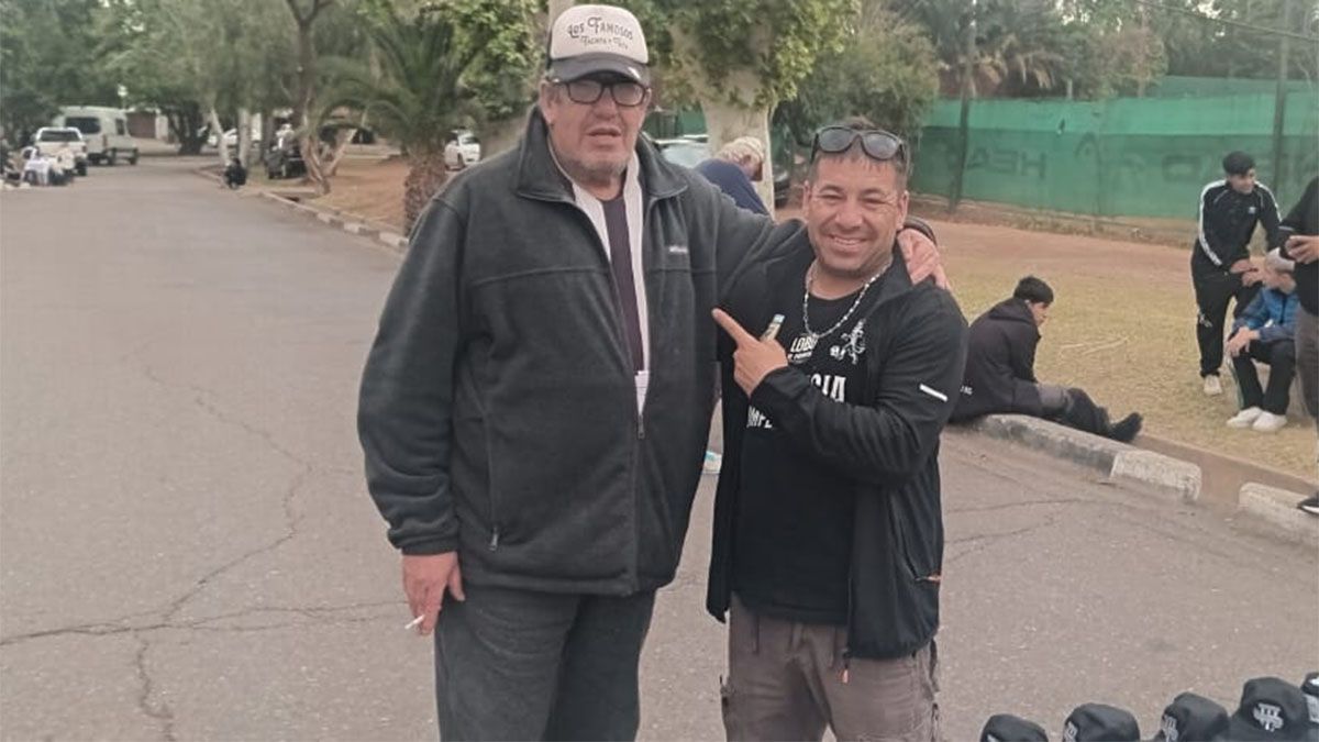 Los fanas de Gimnasia y Esgrima la hacen el aguante a su equipo.