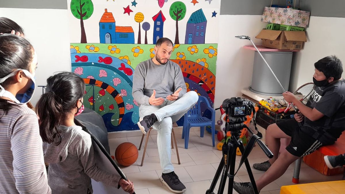 Dentro de las historias de solidaridad, la de Leandro Ríos se destaca sin duda alguna, ya que este carismático profesor y estudiante de ingeniería genera un doble beneficio, ya que ayuda a estudiantes que van a ingresar a la facultad, a cambio de un aporte solidario voluntario, que va al comedor la Casita de Guadalupe, que ayuda a más de 200 chicos de Guaymallén.