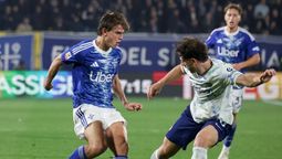 Nico Paz, del Como, maniobrando frente a la marca de Carlos Augusto del Inter, en la ida de semifinales de Copa de Italia. Nico Paz, del Como, maniobrando frente a la marca de Carlos Augusto del Inter, en la ida de semifinales de Copa de Italia.