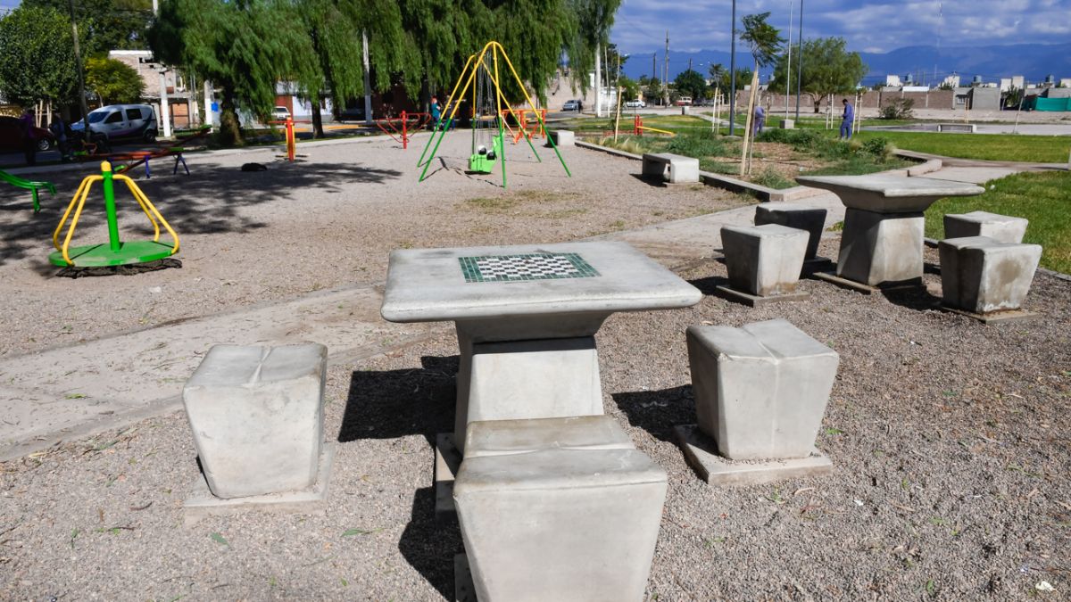 Juegos lúdicos, iluminación con lámparas LED y parquización con especies xerófilas, de bajo consumo de agua, son algunas características de la nueva plaza de Guaymallén