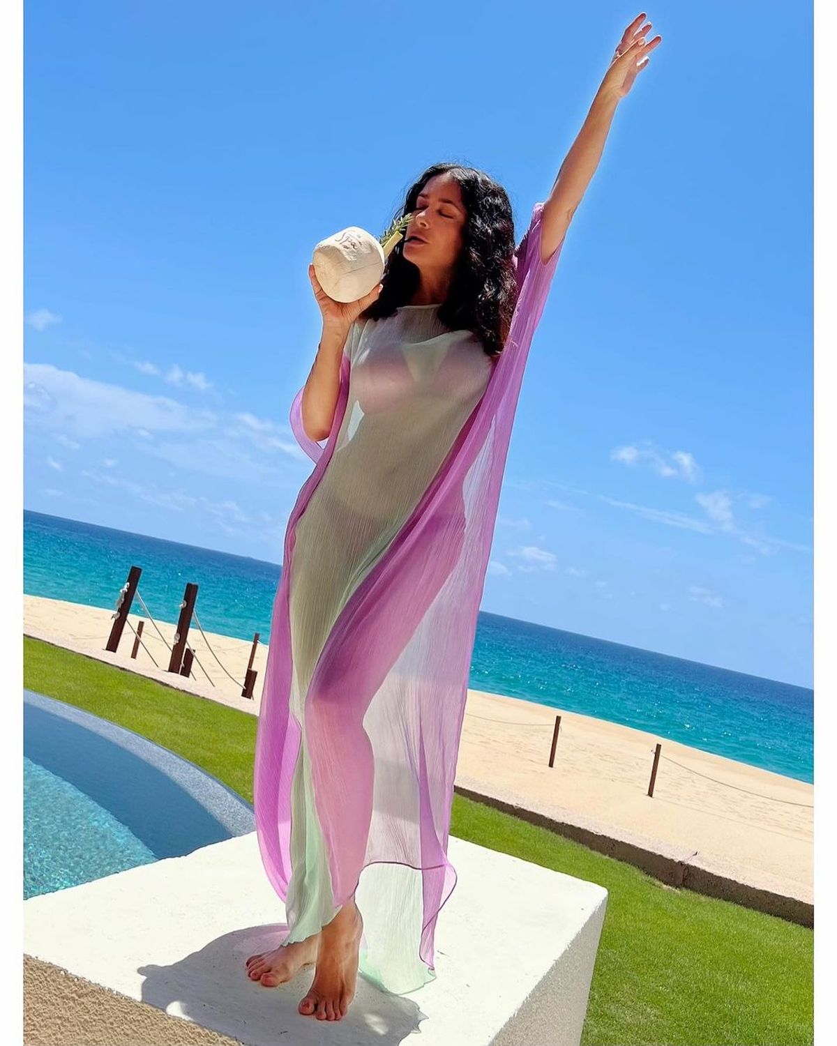 Salma Hayek de vacaciones en Los Cabos. Salma Hayek de vacaciones en Los Cabos.