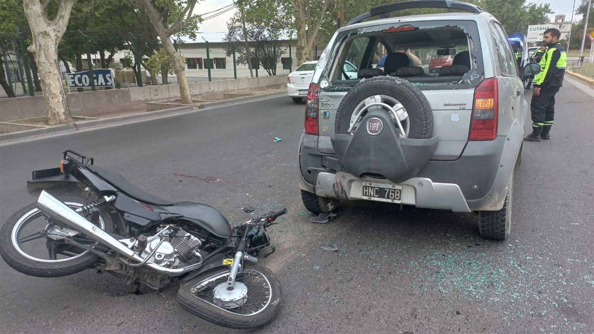 El motociclista golpeó su cabeza con todo contra la luneta del Fiat Idea, en Avenida Las Tipas, frente a Ecogas, en Godoy Cruz.