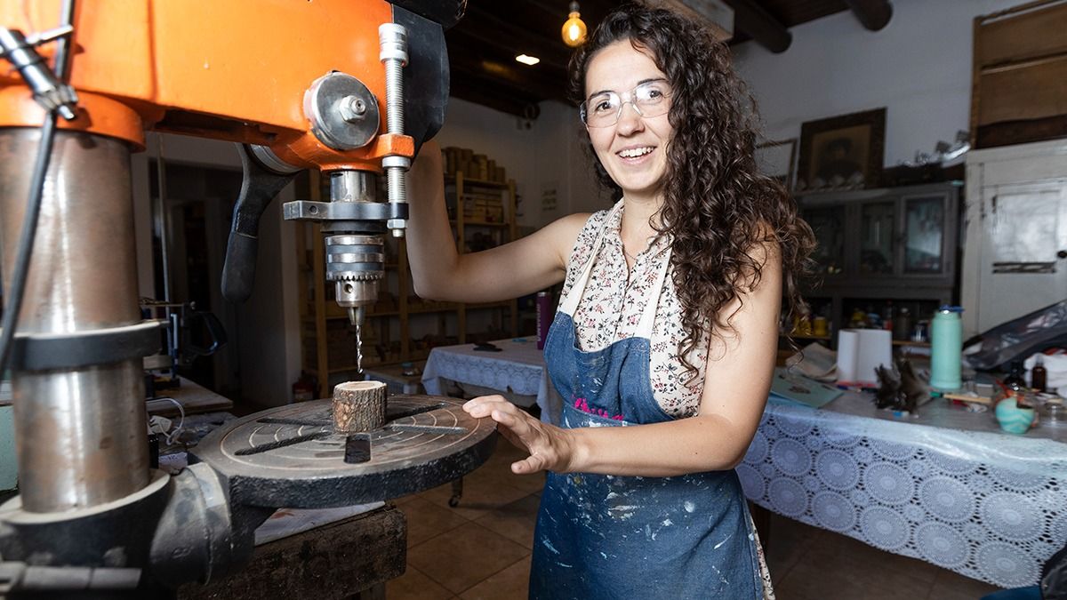 El origen de los materiales es la simpleza, usan muchos elementos naturales como madera, troncos, semillas y lanas.