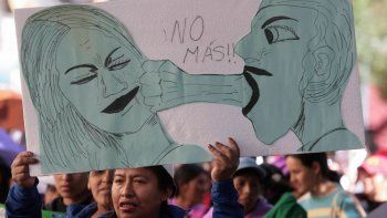 Bolivianas aprenden a defenderse