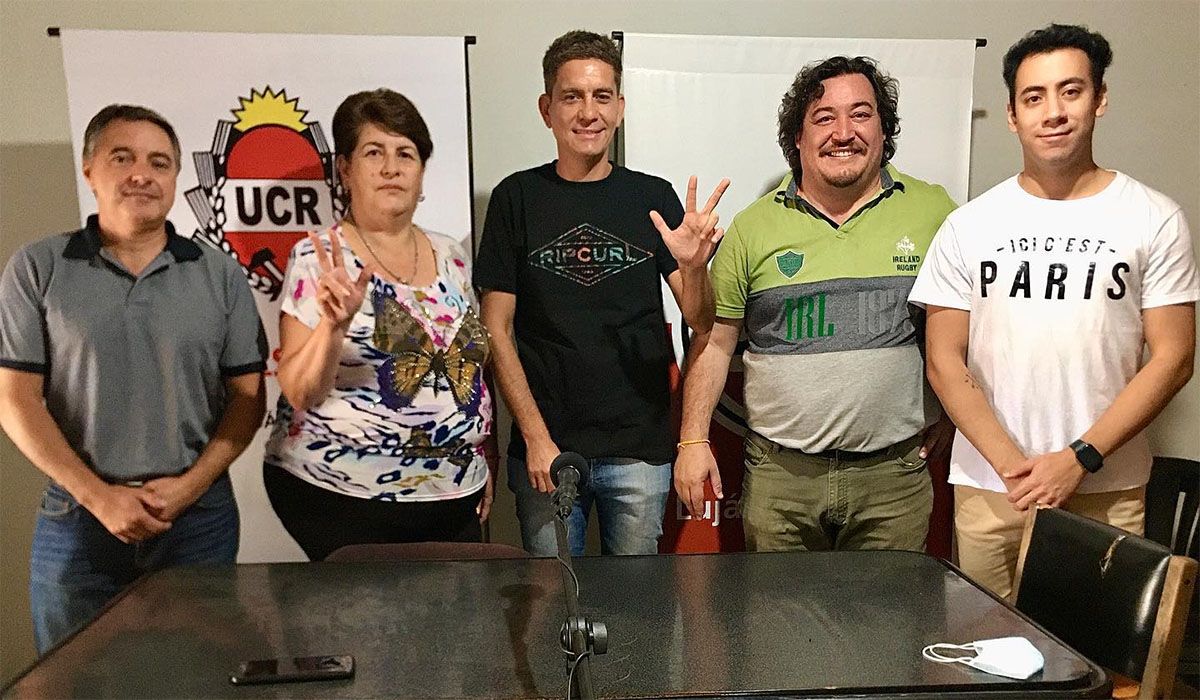 En el medio de la imagen, Leonardo Gómez, quien asumirá como presidente de la UCR Luján de Cuyo. En el costado derecho, Adrián Devia, presidente de la Juventud radical del departamento.