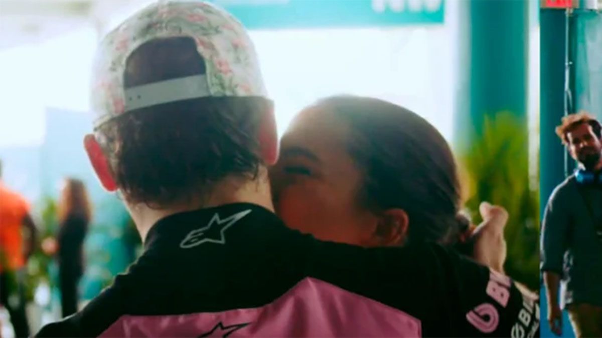 Colapinto se da un beso con su novia Maria Reficco.