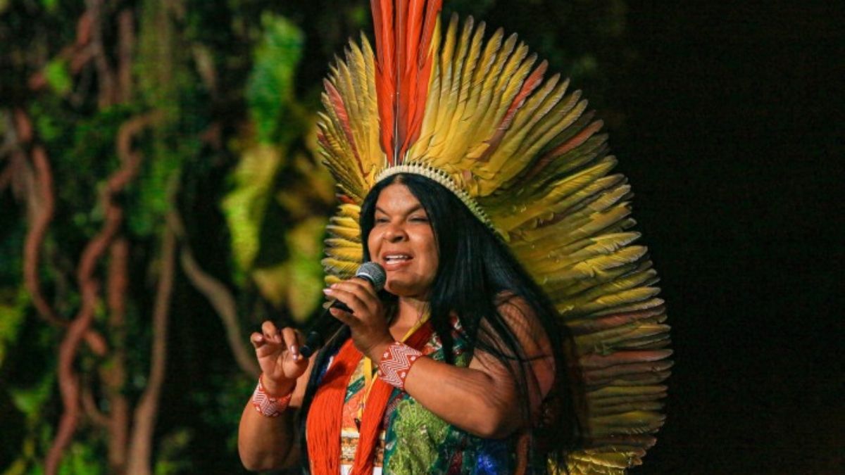 La ministra brasileña de Pueblos Indígenas, Sonia Guajajara, participó tanto en los Diálogos Amazónicos como en la Cumbre Amazónica. En enero, su grupo étnico sufrió cinco ataques armados en el estado de Maranhão, en los que murieron tres personas (Imagen: Palácio do Planalto) La ministra brasileña de Pueblos Indígenas, Sonia Guajajara, participó tanto en los Diálogos Amazónicos como en la Cumbre Amazónica. En enero, su grupo étnico sufrió cinco ataques armados en el estado de Maranhão, en los que murieron tres personas (Imagen: Palácio do Planalto)