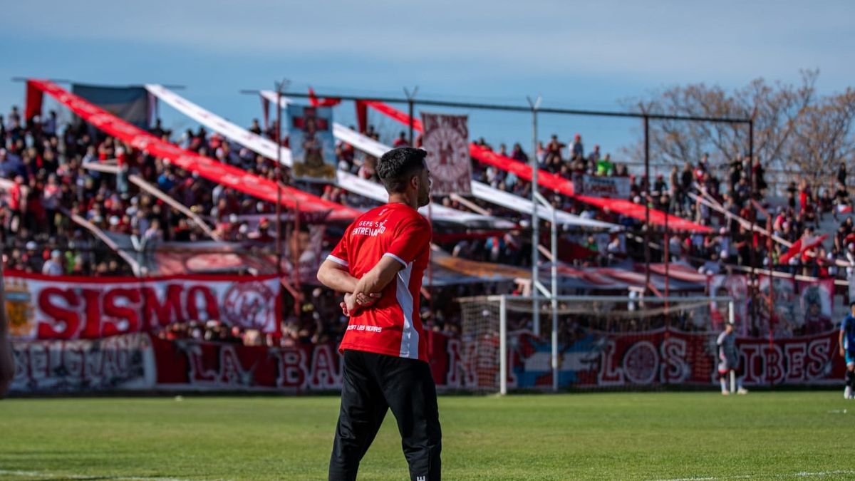 Gabriel Vallés está viviendo su primera experiencia como entrenador. Gabriel Vallés está viviendo su primera experiencia como entrenador.