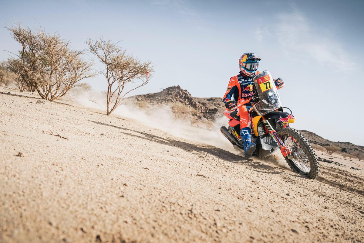 Luciano Benavides se ubicó en el top 10 entre las motos.