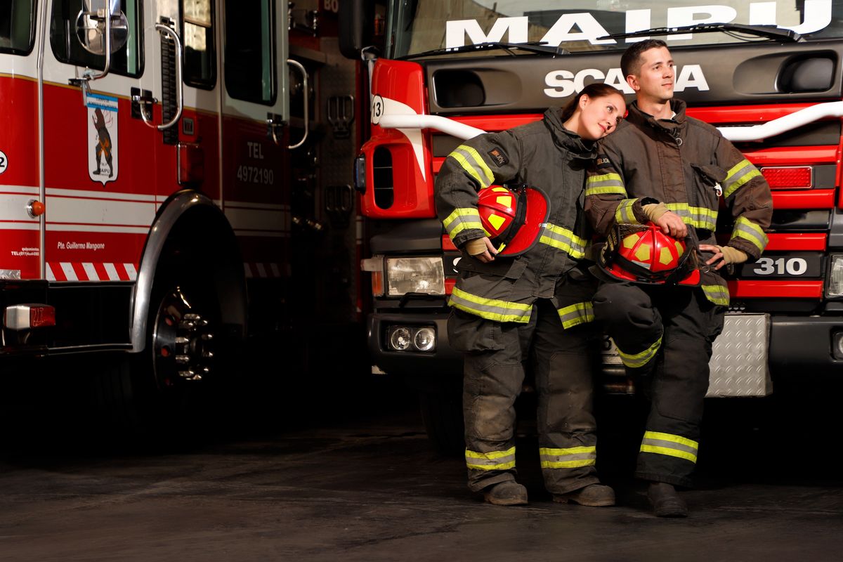 Los novios prestan servicio en el cuartel de bomberos voluntarios de Maipú.