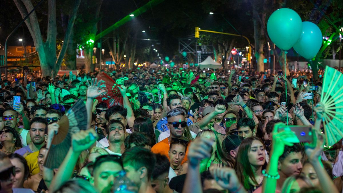 Cientos de mendocinos y turistas disfrutaron de los espectáculos de gran nivel en la Arístides.